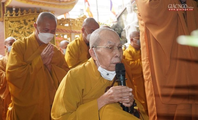 Hòa thượng Thích Thiện Đức, Phó ban Trị sự GHPGVN TP.HCM thay mặt môn đồ đệ tử tác bạch cúng dường trai Tăng Hòa thượng Thích Thiện Đức, Phó ban Trị sự GHPGVN TP.HCM thay mặt môn đồ đệ tử tác bạch cúng dường trai Tăng