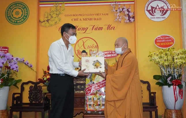 Hòa thượng Thích Thiện Nhơn tặng quà đến ông Nguyễn Duy Tân