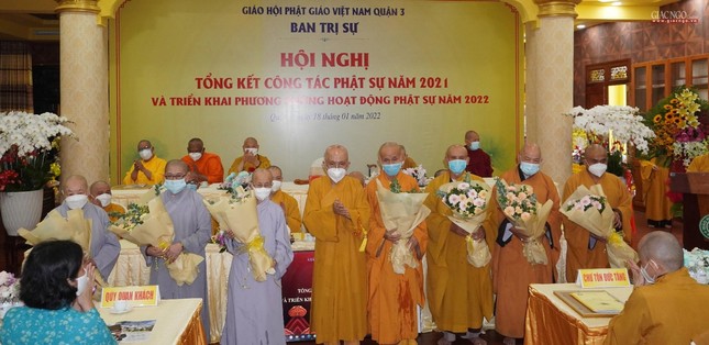 Hòa thượng Thích Tịnh Hạnh tặng hoa chúc mừng đến chư tôn đức quận 3 được tấn phong giáo phẩm Hòa thượng, Ni trưởng