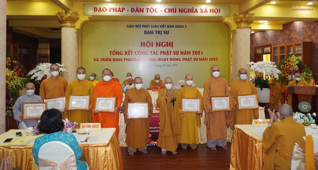 Hòa thượng Thích Thiện Đức, Phó ban Trị sự GHPGVN TP.HCM trao Bằng tuyên dương công đức của Phật giáo TP.HCM đến các cá nhân và tập thể Phật giáo quận 3