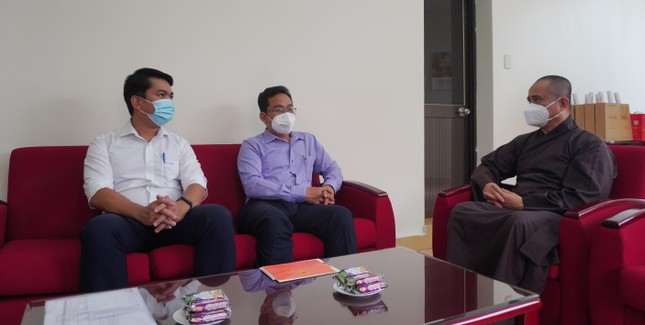 Ông Phạm Minh Tuấn, Phó Chủ tịch MTTQVN TP.HCM; ông Lưu Bình Long, Phó ban Phong trào - Ủy ban MTTQVN TP.HCM cùng các thành viên đoàn đến chúc Tết Báo Giác Ngộ