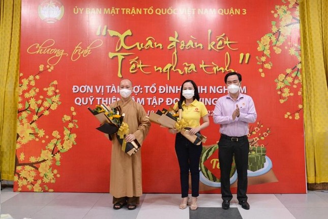 Ông Huỳnh Gia Giang cảm ơn đến chùa Vĩnh Nghiêm và Quỹ Thiện Tâm - Ảnh: Công Minh Ông Huỳnh Gia Giang cảm ơn đến chùa Vĩnh Nghiêm và Quỹ Thiện Tâm - Ảnh: Công Minh