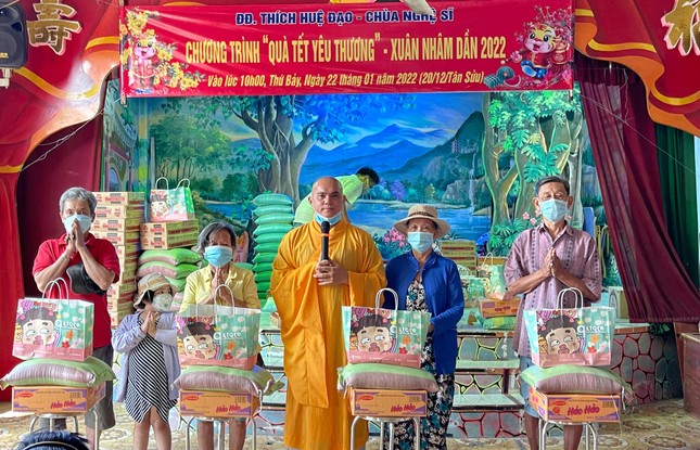 Chùa Nghệ Sĩ tặng quà Tết đến bà con phường 11, quận Gò Vấp - Ảnh: HĐ