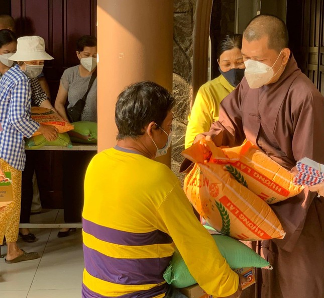 Chùa Thiền Tôn 2 tặng quà Tết đến người dân phường Cát Lái Chùa Thiền Tôn 2 tặng quà Tết đến người dân phường Cát Lái