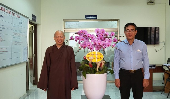 Tặng hoa chúc mừng đến ông Nguyễn Duy Tân, Phó Giám đốc Sở Nội vụ, Trưởng ban Tôn giáo TP.HCM Tặng hoa chúc mừng đến ông Nguyễn Duy Tân, Phó Giám đốc Sở Nội vụ, Trưởng ban Tôn giáo TP.HCM