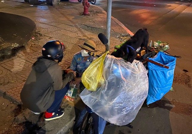 Trao quà và hỏi thăm chúc Tết đến các cô chú lượm ve chai - Ảnh: GĐPT Bát Nhã Trao quà và hỏi thăm chúc Tết đến các cô chú lượm ve chai - Ảnh: GĐPT Bát Nhã