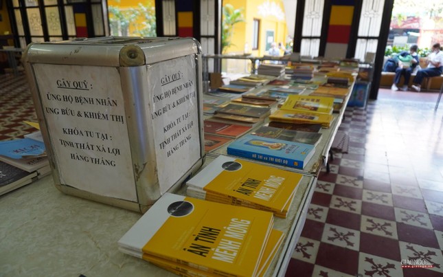 Sau khi thỉnh sách, bạn đọc tùy hỷ để tiền vào thùng gây quỹ ủng hộ bệnh nhân ung bướu và tổ chức khóa tu cho người khiếm thị Sau khi thỉnh sách, bạn đọc tùy hỷ để tiền vào thùng gây quỹ ủng hộ bệnh nhân ung bướu và tổ chức khóa tu cho người khiếm thị