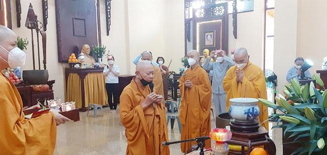 Thượng tọa Thích Đồng Bổn niệm hương Thượng tọa Thích Đồng Bổn niệm hương