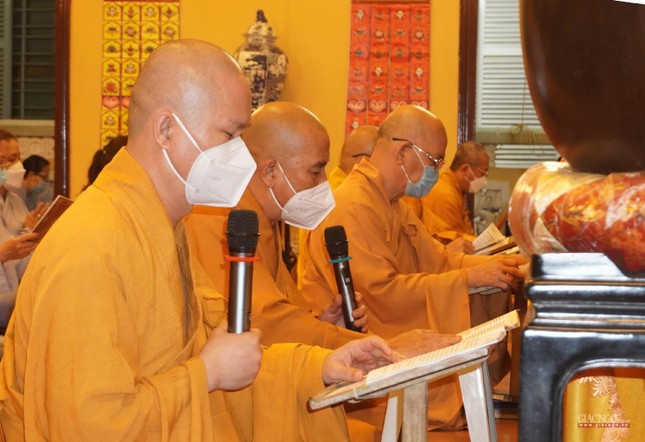 Chư tôn đức trong thời khóa tụng kinh