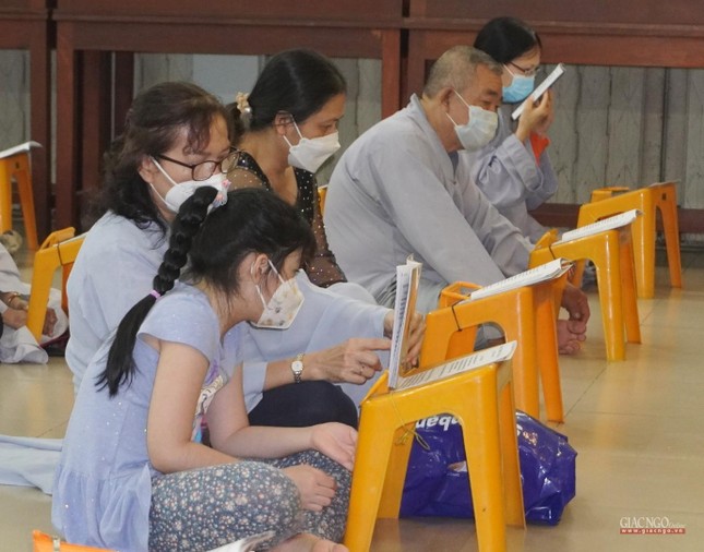 Em theo bà về chùa tụng kinh Dược Sư