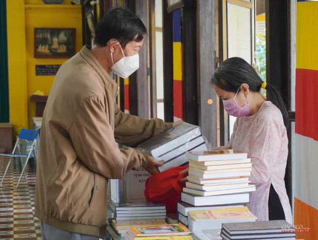 Cô Hồng hỗ trợ người mua sách Cô Hồng hỗ trợ người mua sách