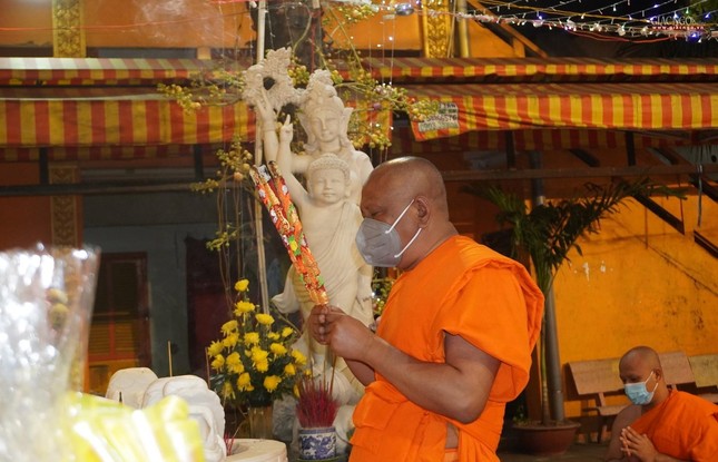 Dâng hương lễ Phật