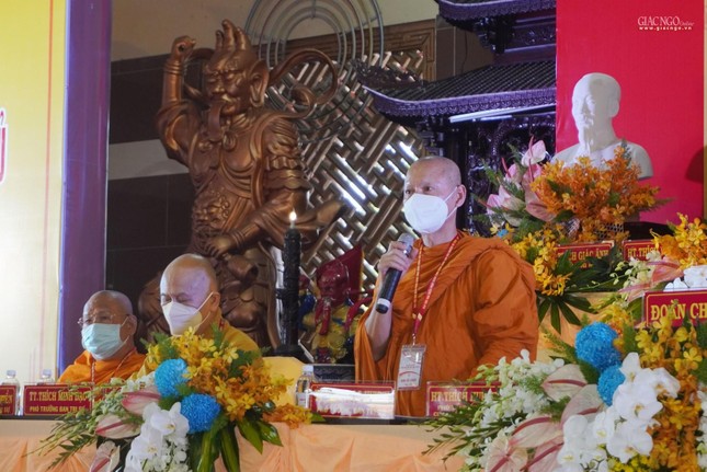 Thượng tọa Sơn Ngọc Huynh, Phó ban Trị sự GHPGVN tỉnh Vĩnh Long góp ý nội dung dự thảo báo cáo Phật sự nhiệm kỳ VII