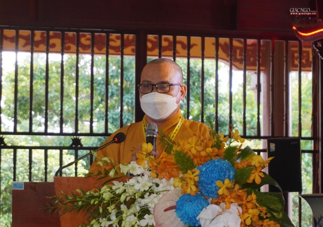 Đại đức Thích Thiện Châu dẫn chương trình