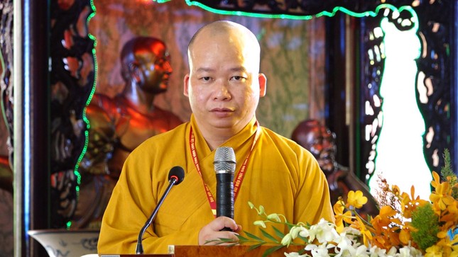 Đại đức Thích Tánh Bình, Chánh Thư ký Ban Trị sự GHPGVN tỉnh Vĩnh Long thay mặt chư tôn đức cung thỉnh Ban Chứng minh, Chủ tọa đoàn, Ban Thư ký, Ban Kiểm soát đại hội