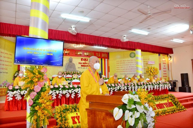 Đại đức Thích Thiện Hữu, Chánh Thư ký Ban Trị sự GHPGVN TP.Cần Thơ đọc tóm tắt dự thảo báo cáo Phật sự nhiệm kỳ 2017-2022 - Ảnh: Hoàng Chiến Đại đức Thích Thiện Hữu, Chánh Thư ký Ban Trị sự GHPGVN TP.Cần Thơ đọc tóm tắt dự thảo báo cáo Phật sự nhiệm kỳ 2017-2022 - Ảnh: Hoàng Chiến