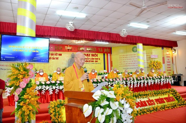 Thượng tọa Thích Bình Tâm trình bày tham luận - Ảnh: Hoàng Chiến Thượng tọa Thích Bình Tâm trình bày tham luận - Ảnh: Hoàng Chiến