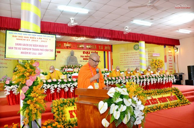 Thượng tọa Lý Hùng trình bày tham luận - Ảnh: Hoàng Chiến Thượng tọa Lý Hùng trình bày tham luận - Ảnh: Hoàng Chiến