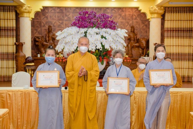 Hòa thượng Thích Phước Nghiêm trao chứng chỉ đến học viên - Ảnh: Đăng Huy Hòa thượng Thích Phước Nghiêm trao chứng chỉ đến học viên - Ảnh: Đăng Huy
