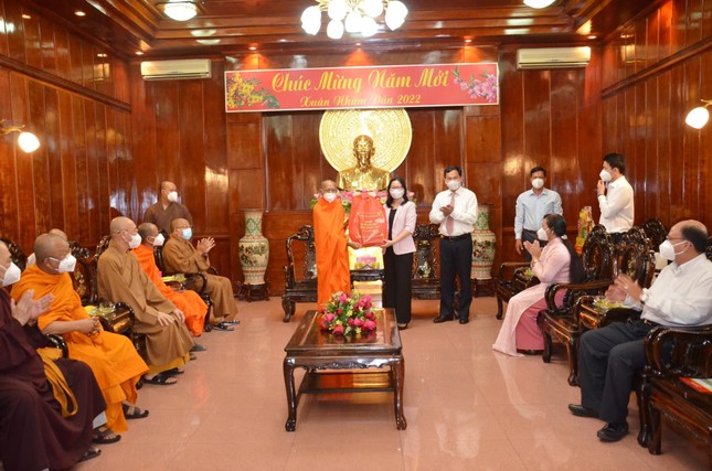 Hòa thượng Đào Như trao quà tri ân đến bà Trần Thị Vĩnh Nghi, Ủy viên Ban Thường vụ Thành ủy, Trưởng ban Dân vận Thành ủy Hòa thượng Đào Như trao quà tri ân đến bà Trần Thị Vĩnh Nghi, Ủy viên Ban Thường vụ Thành ủy, Trưởng ban Dân vận Thành ủy