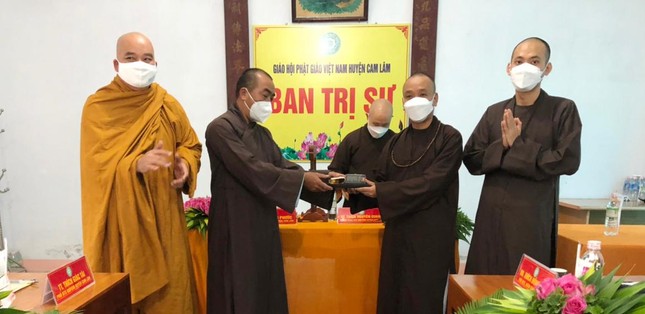 Trao con dấu đến Đại đức Thích Đồng Niệm, Chánh Thư ký Ban Trị sự GHPGVN huyện Cam Lâm và chư tôn đức - Ảnh: ĐN