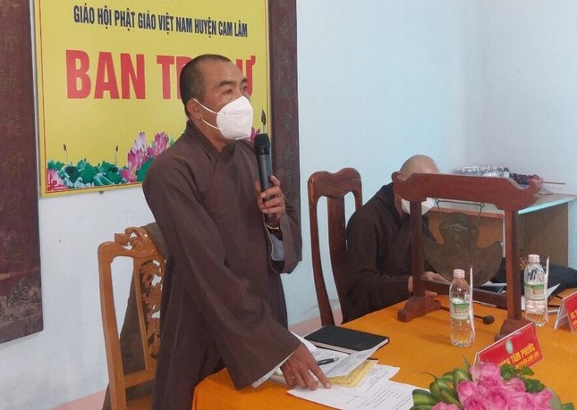 Thượng tọa Thích Tâm Phước, Trưởng ban Trị sự Phật giáo huyện Cam Lâm phát biểu khai mạc - Ảnh: ĐN