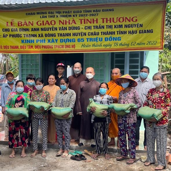Trao 10 phần quà đến bà con khó khăn nơi đây Trao 10 phần quà đến bà con khó khăn nơi đây