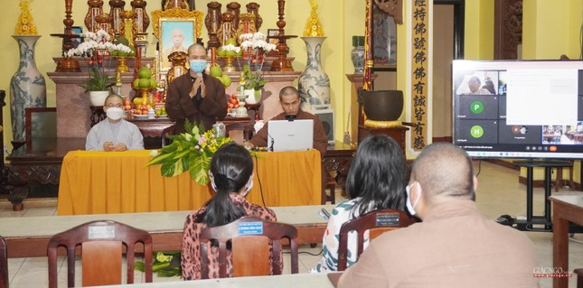 Đại đức Thích Trung Lâm giáo thọ lớp giáo lý sách tấn Phật tử