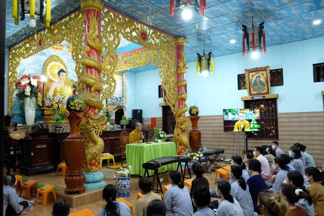 Nghe pháp thoại - Ảnh: C.An Lạc