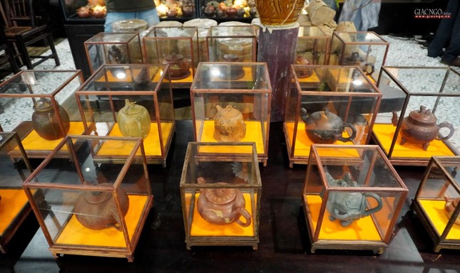 Do không gian nhỏ nên chỉ một số ít trong hơn 1.000 ấm chén tử sa được giới thiệu tại Trà thất Muni sáng nay 3-4 Do không gian nhỏ nên chỉ một số ít trong hơn 1.000 ấm chén tử sa được giới thiệu tại Trà thất Muni sáng nay 3-4