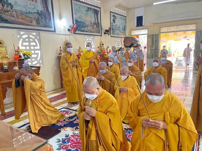 Chư tôn đức niêm hương tưởng niệm - Ảnh: Nhân Lạc