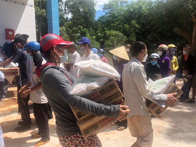 200 phần quà được chùa Minh Giác trao tặng đến bà con khó khăn