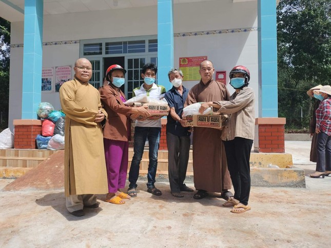 Chư tôn đức tặng quà đến người dân