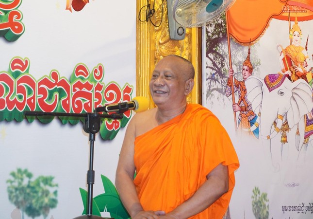 Hòa thượng Danh Lung phát biểu bày tỏ cảm ơn đoàn đã có chuyến thăm và chúc mừng Tết cổ truyền của đồng bào Khmer