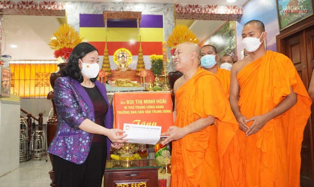 Đoàn thăm và tặng quà chùa Pothiwong, quận Tân Bình