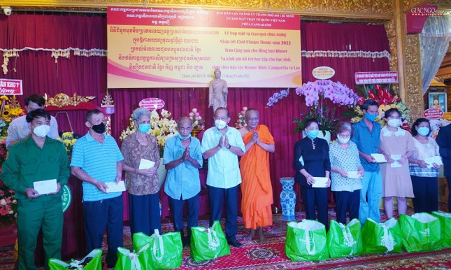 Tặng quà đến bà con Khmer Tặng quà đến bà con Khmer