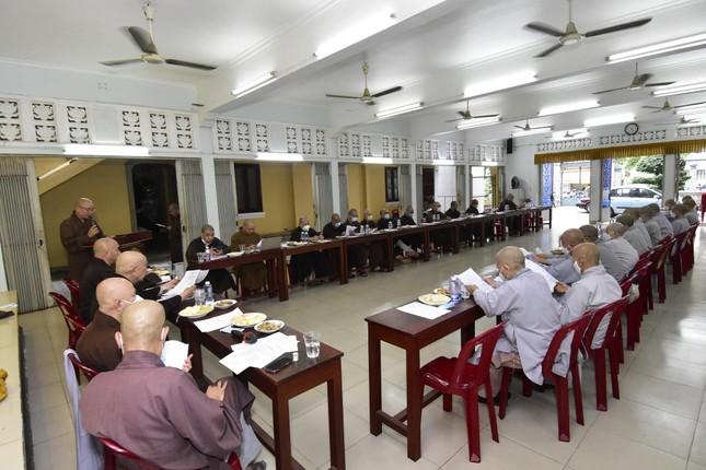 Đại đức Thích Tâm Hoa triển khai kế hoạch tổ chức Đại lễ Phật đản - Ảnh: Thanh Phong