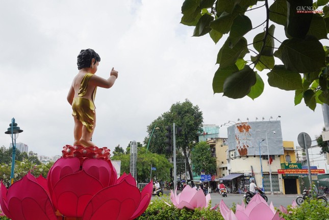 &quot;Hân hoan chào đón ngày Đức Đạo Sư mang ánh sáng trí tuệ bao la và suối nguồn yêu thương bất tận đến cho nhân loại&quot;