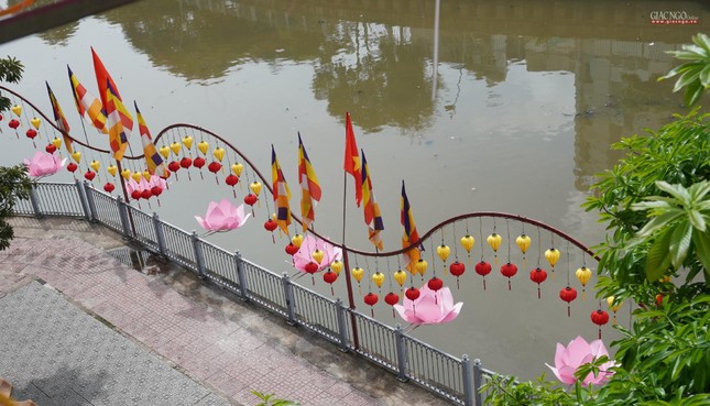 Lồng đèn được các thầy đặt từ Hội An mang vào TP.HCM