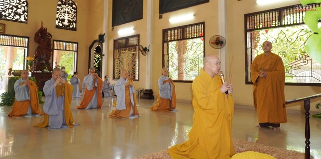 Khóa lễ cúng ngọ tại chánh điện do Thượng tọa Thích Trí Thường, Trưởng ban Trị sự GHPGVN quận 12 làm sám chủ Khóa lễ cúng ngọ tại chánh điện do Thượng tọa Thích Trí Thường, Trưởng ban Trị sự GHPGVN quận 12 làm sám chủ