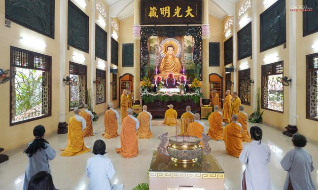 Trang nghiêm khóa lễ tại chánh điện Trang nghiêm khóa lễ tại chánh điện