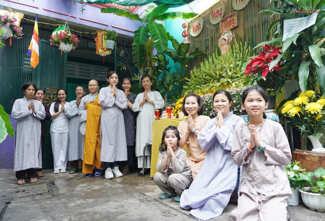 Đạo tràng Vesak và Phật tử hẻm 113 Trần Văn Đang chụp ảnh lưu niệm bên lễ đài Phật đản Đạo tràng Vesak và Phật tử hẻm 113 Trần Văn Đang chụp ảnh lưu niệm bên lễ đài Phật đản
