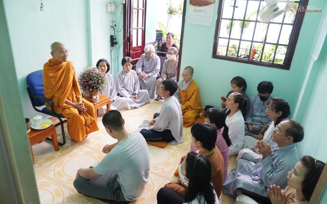 Hòa thượng Viên Minh thuyết pháp tại tư gia nhà anh Võ Đăng Dũng Hòa thượng Viên Minh thuyết pháp tại tư gia nhà anh Võ Đăng Dũng