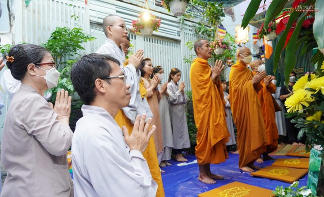 Anh Võ Đăng Dũng cùng Phật tử đạo tràng Vesak và bà con hẻm 113 trong khóa lễ an vị Phật Anh Võ Đăng Dũng cùng Phật tử đạo tràng Vesak và bà con hẻm 113 trong khóa lễ an vị Phật