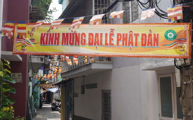 Băng-rôn Kính mừng Phật đản được treo trước hẻm vào nhà anh Võ Đăng Dũng Băng-rôn Kính mừng Phật đản được treo trước hẻm vào nhà anh Võ Đăng Dũng