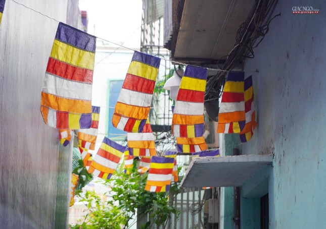 Cờ Phật giáo được treo lối vào hẻm 113 đường Trần Văn Đang Cờ Phật giáo được treo lối vào hẻm 113 đường Trần Văn Đang