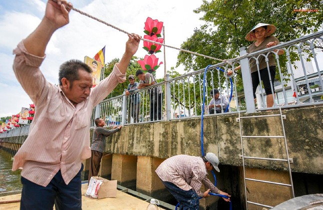 Cố định hệ thống dây điện cho các hoa sen