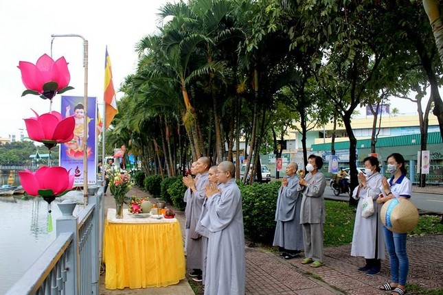 Chư Ni và Phật tử Quan Âm tu viện thực hiện khóa lễ cầu nguyện trước khi hạ thủy 7 đóa sen hồng - Ảnh:Tịnh Văn