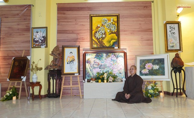 Tranh vẽ với nhiều chất liệu như: sơn dầu, sơn mài, màu nước... Tranh vẽ với nhiều chất liệu như: sơn dầu, sơn mài, màu nước...