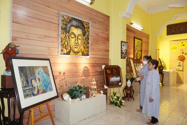 Phật tử thưởng lãm Phật tử thưởng lãm